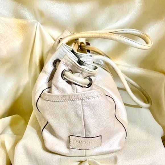 ❤️TIGNANBLLO Handbag. Shimmering Lt Cream Handbag 15 in W X 10-1/2H X 6-1/2 D /H - Picture 3 of 6